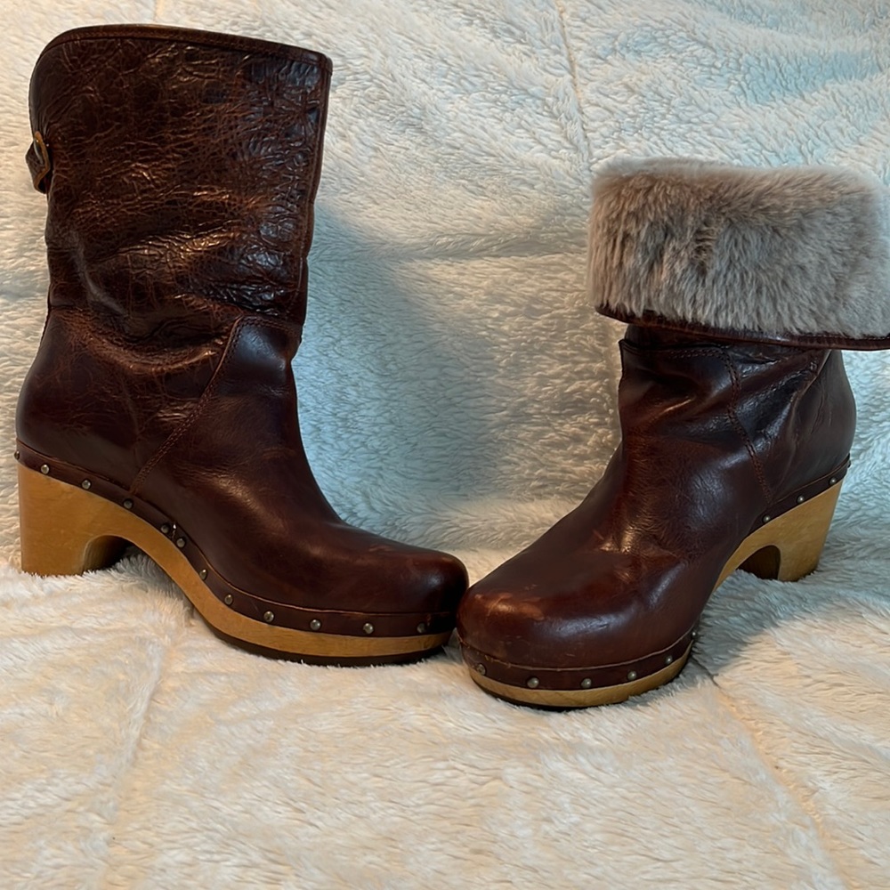 Ugg boots women’s size 9. Brown leather.